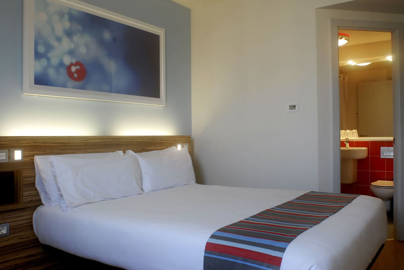 Travelodge London Stratford Hotel Exterior foto