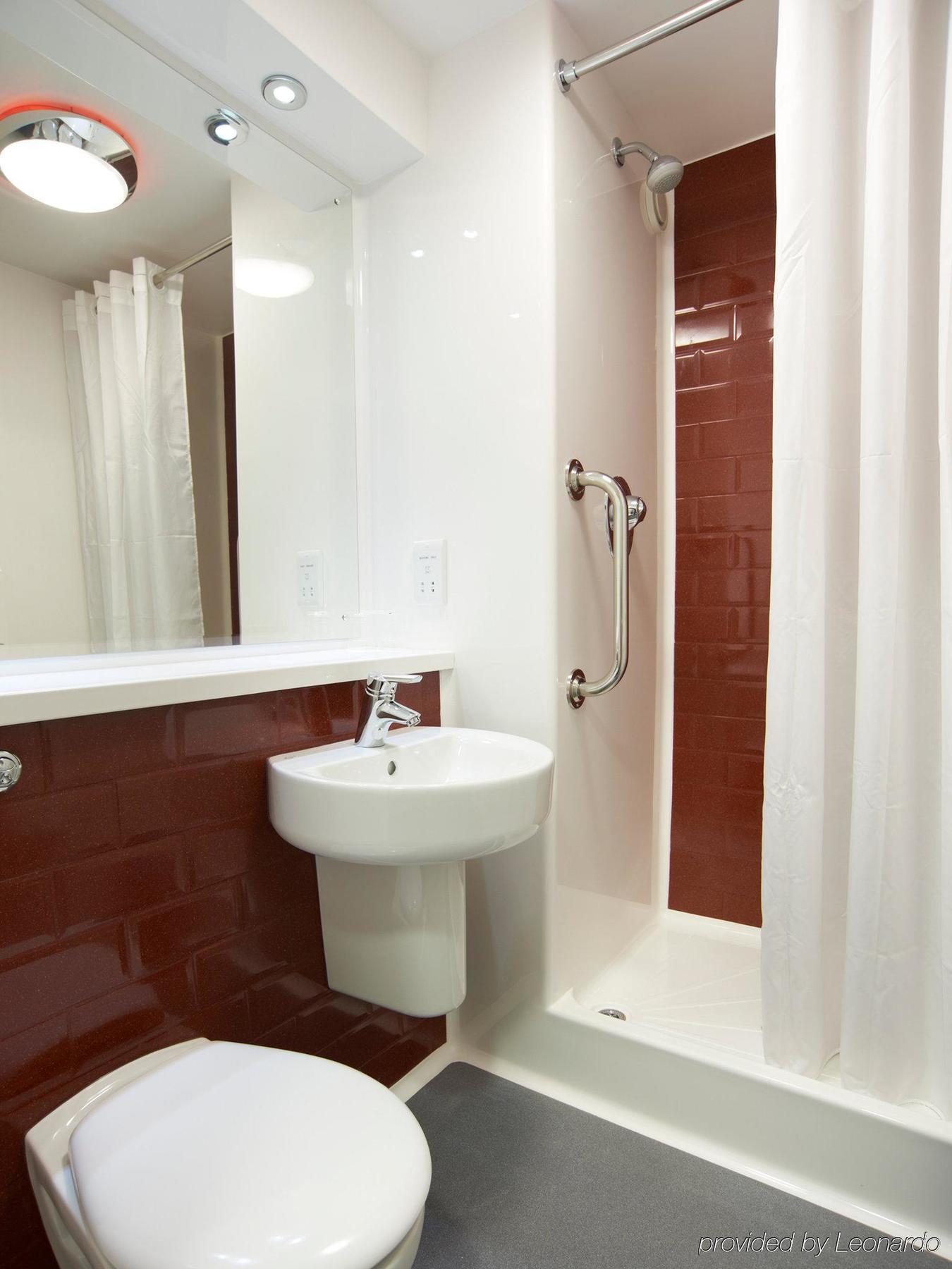 Travelodge London Stratford Hotel Exterior foto
